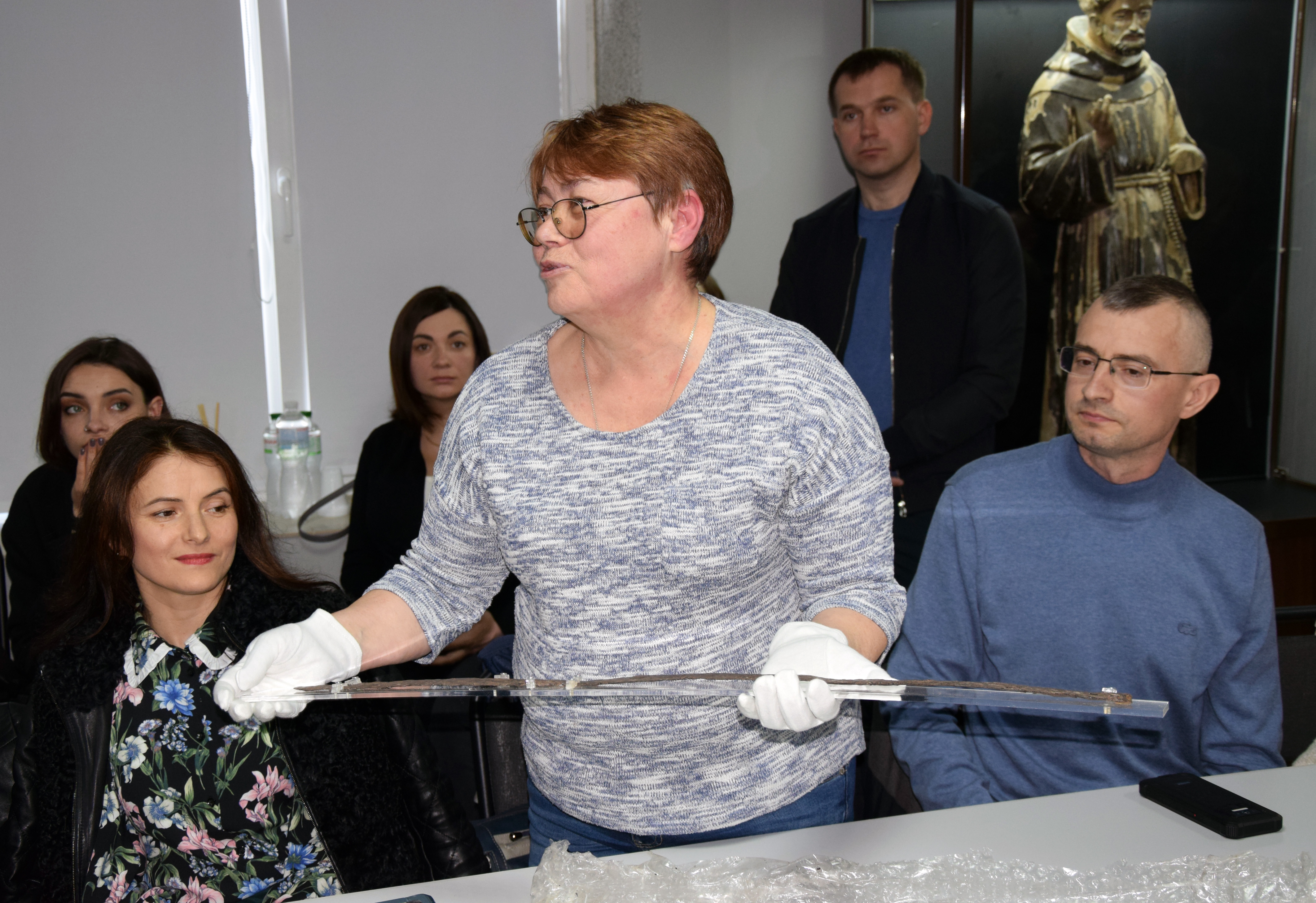 Director of the Ternopil Regional Center for the Protection and Scientific Research of Cultural Heritage Monuments, Maryna Yagodynska, presents an iron sword of the 13th-14th centuries to the Zalozetsky Museum of Local Lore